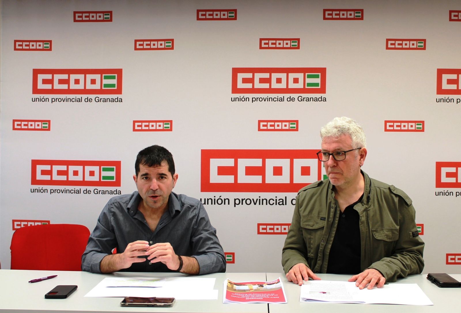 El secretario general de CCOO Granada, Daniel Mesa, y el delegado de CCOO Enseñanza Granada Juan Manuel Latorre presentan el informe.