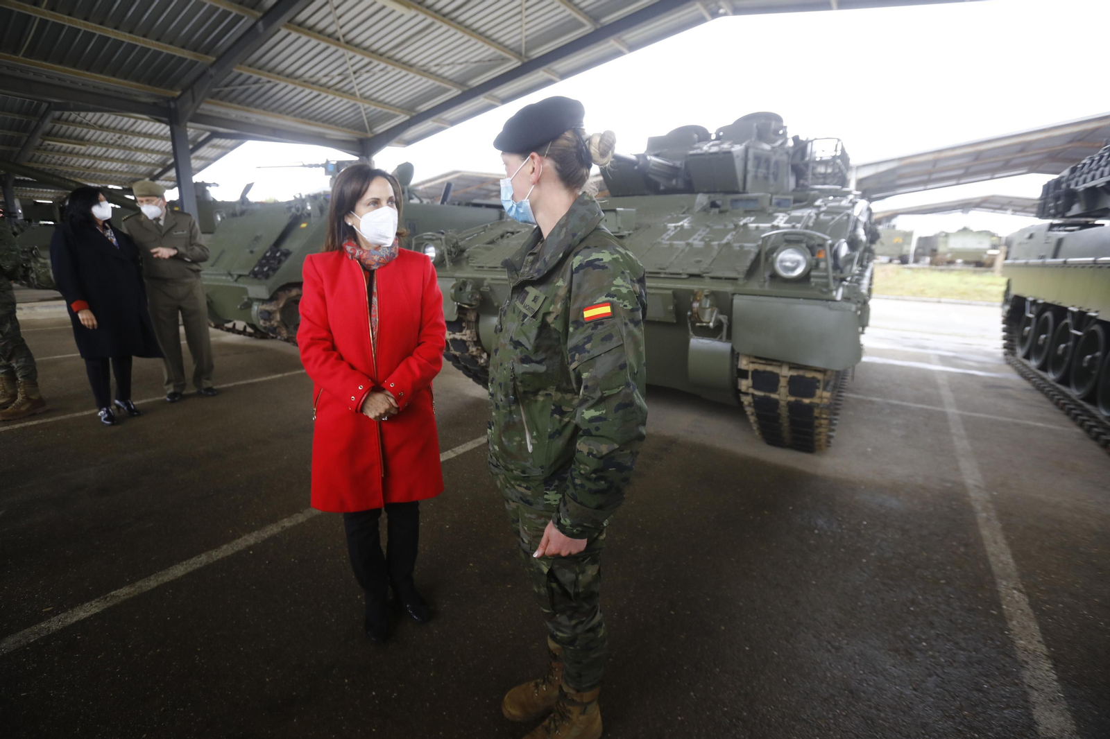 La visita de Margarita Robles a la base militar de Cerro Muriano, en imágenes