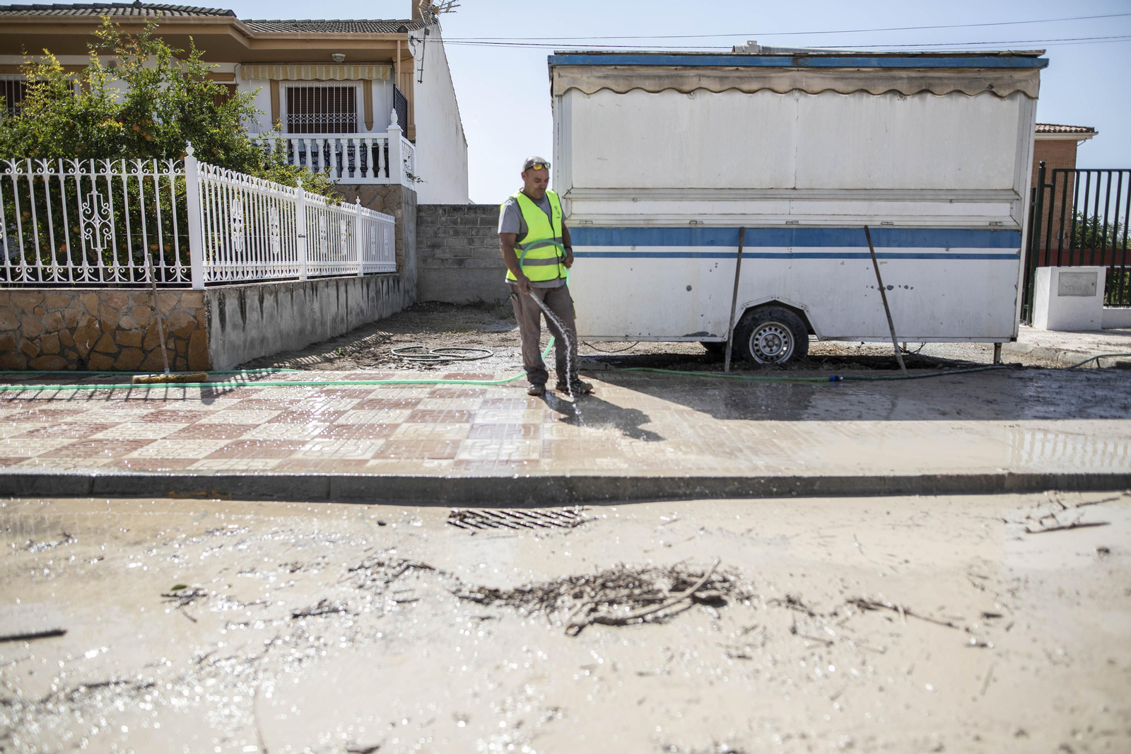 Así trabajan los vecinos de Casanueva y Zujaira para retirar los daños de la tromba de agua