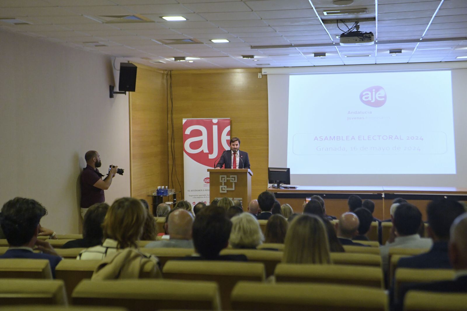 Las mejores imágenes de la elección de Félix Almagro como nuevo presidente de los jóvenes empresarios andaluces
