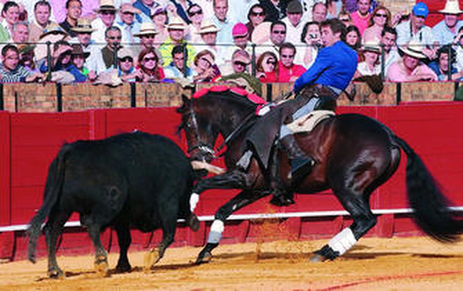 Pablo Hermoso de Mendoza, toreando a dos pistas, a lomos de 'Chenel'.