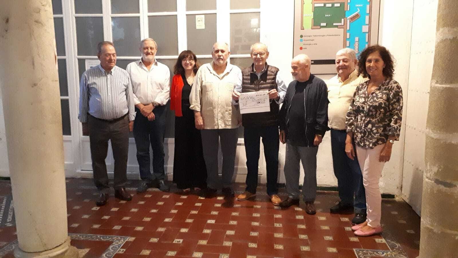 Un momento del acto de entrega de los fondos obtenidos con el concierto.