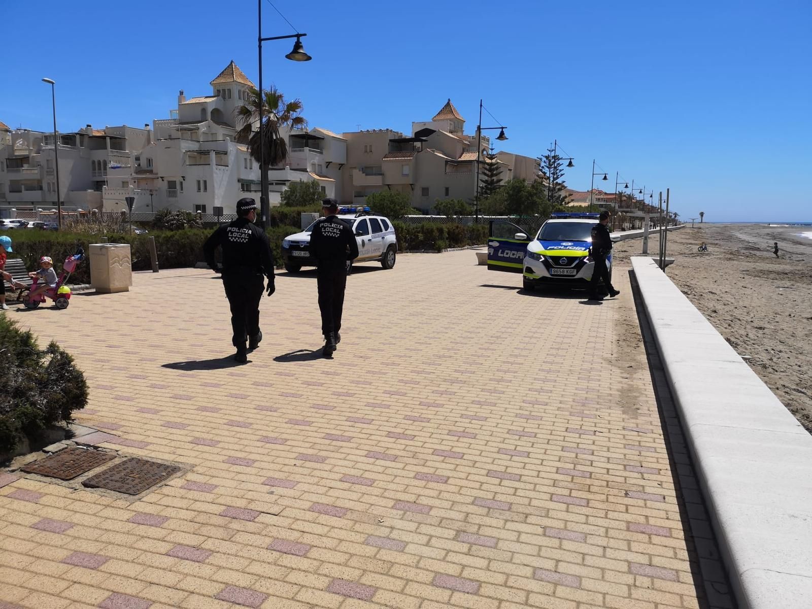 Agentes de la Policía Local de El Ejido en una zona costera.