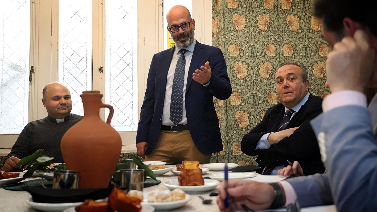 El director de Huelva Información, Javier Ronchel, da la bienvenida a los asistentes a la tertulia El director de Huelva Información, Javier Ronchel, da la bienvenida a los asistentes a la tertulia