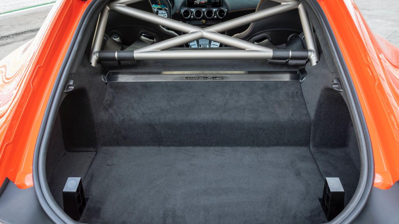 En opción puede contar con el AMG Track que incluye un sistema de protección en caso de vuelco, cinturones de seguridad de cuatro puntos y un extintor de 2 kg. La jaula de tubos es de titanio.