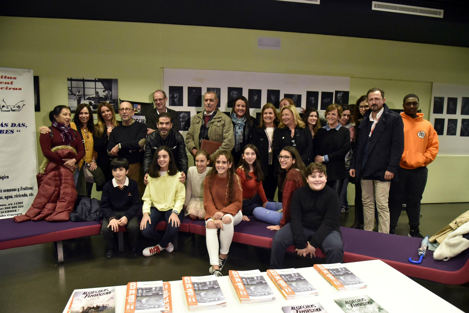 Ismael Pinteño y sus alumnos en la muestra inaugurada en el teatro Florida.