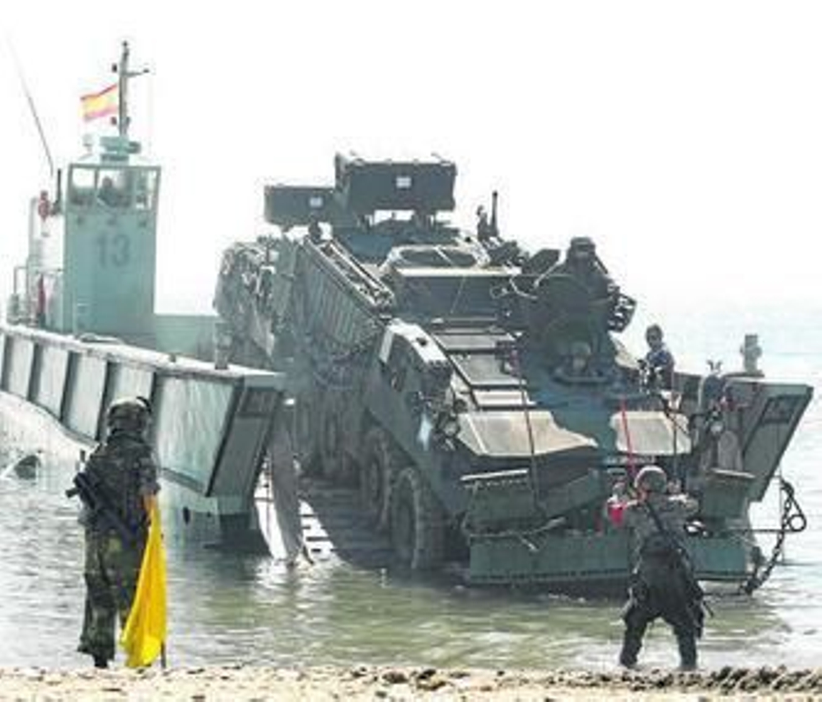 La primera oleada de lanchas de desembarco anfibio mecanizadas llegó con vehículos e infantes de marina a la playa de El Perdigal poco antes de la una del mediodía.