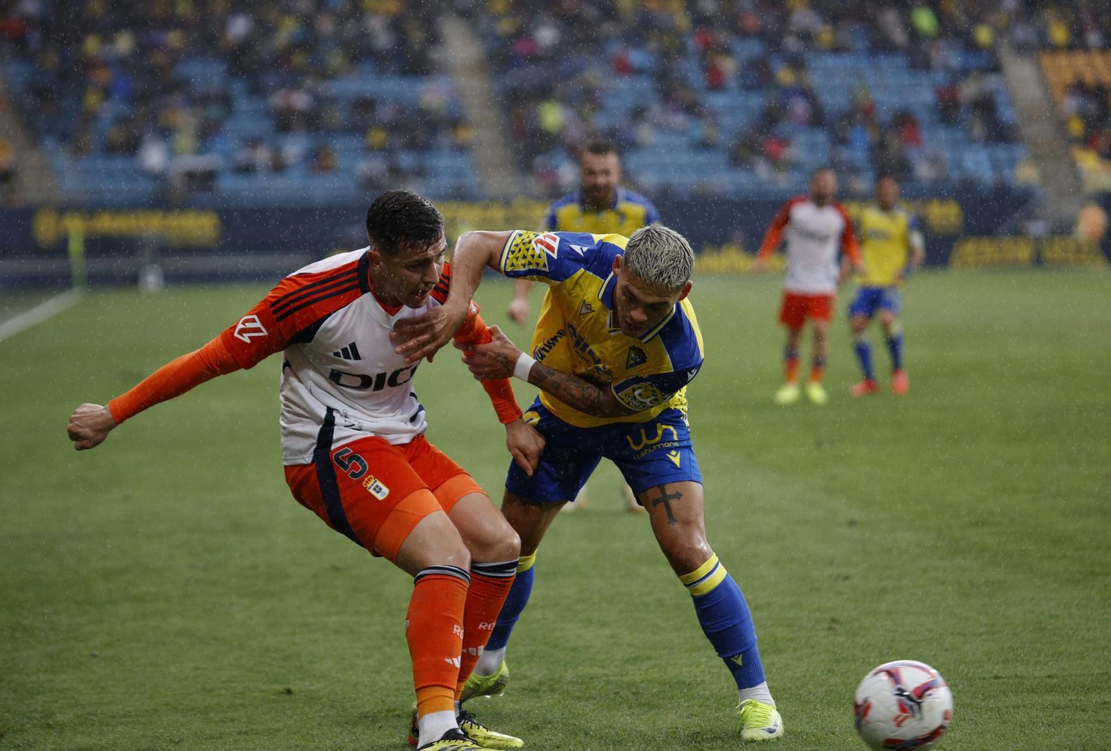 Brian Ocampo pugna por el balón con Del Moral.