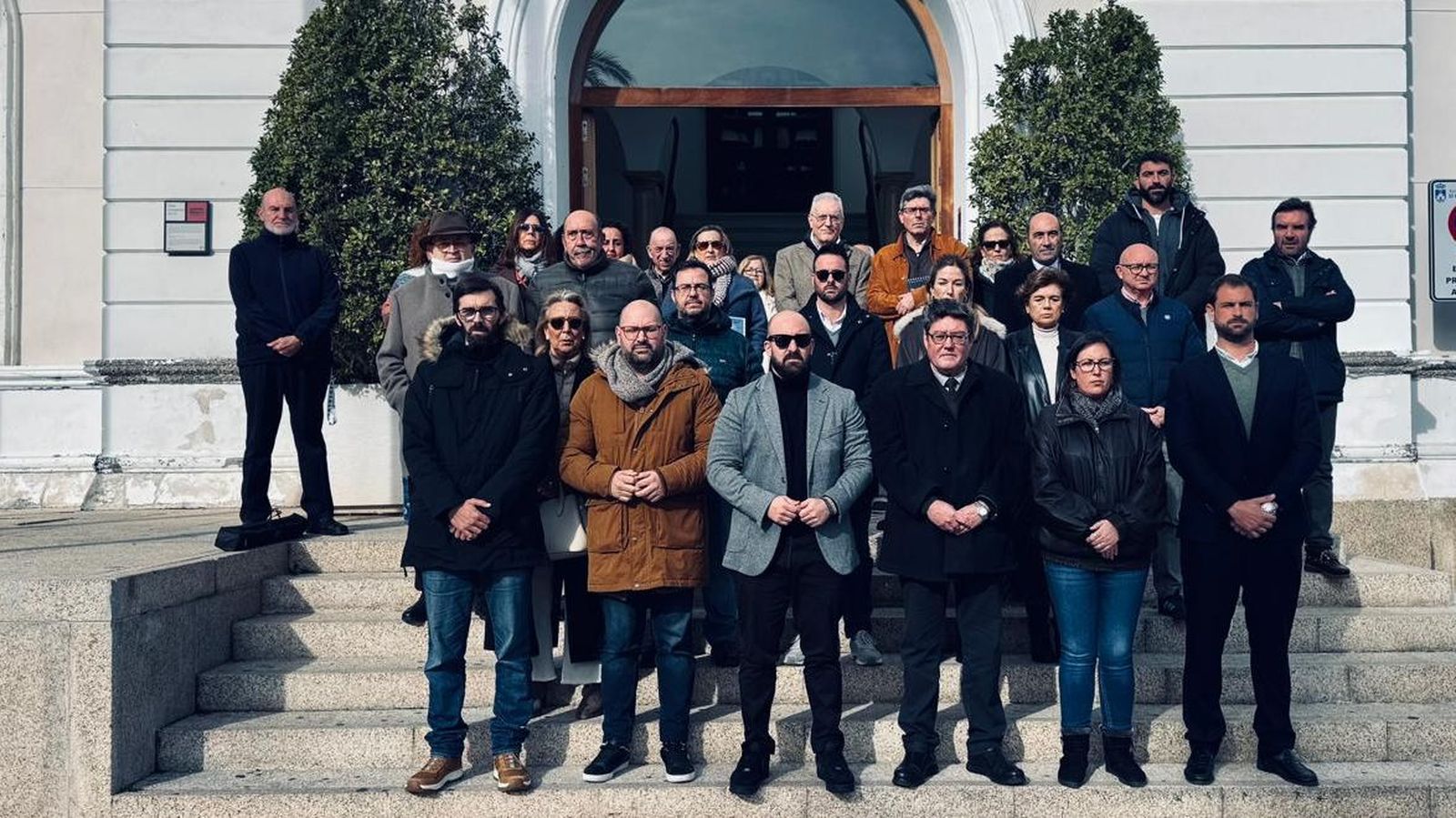 Ediles y empleados municipales, durante el minuto de silencio.