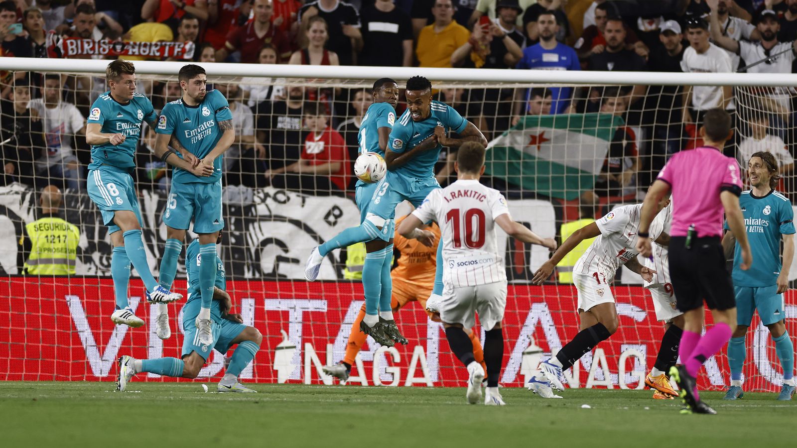 Rakitic marca el uno a cero entre la barrera del Real Madrid.