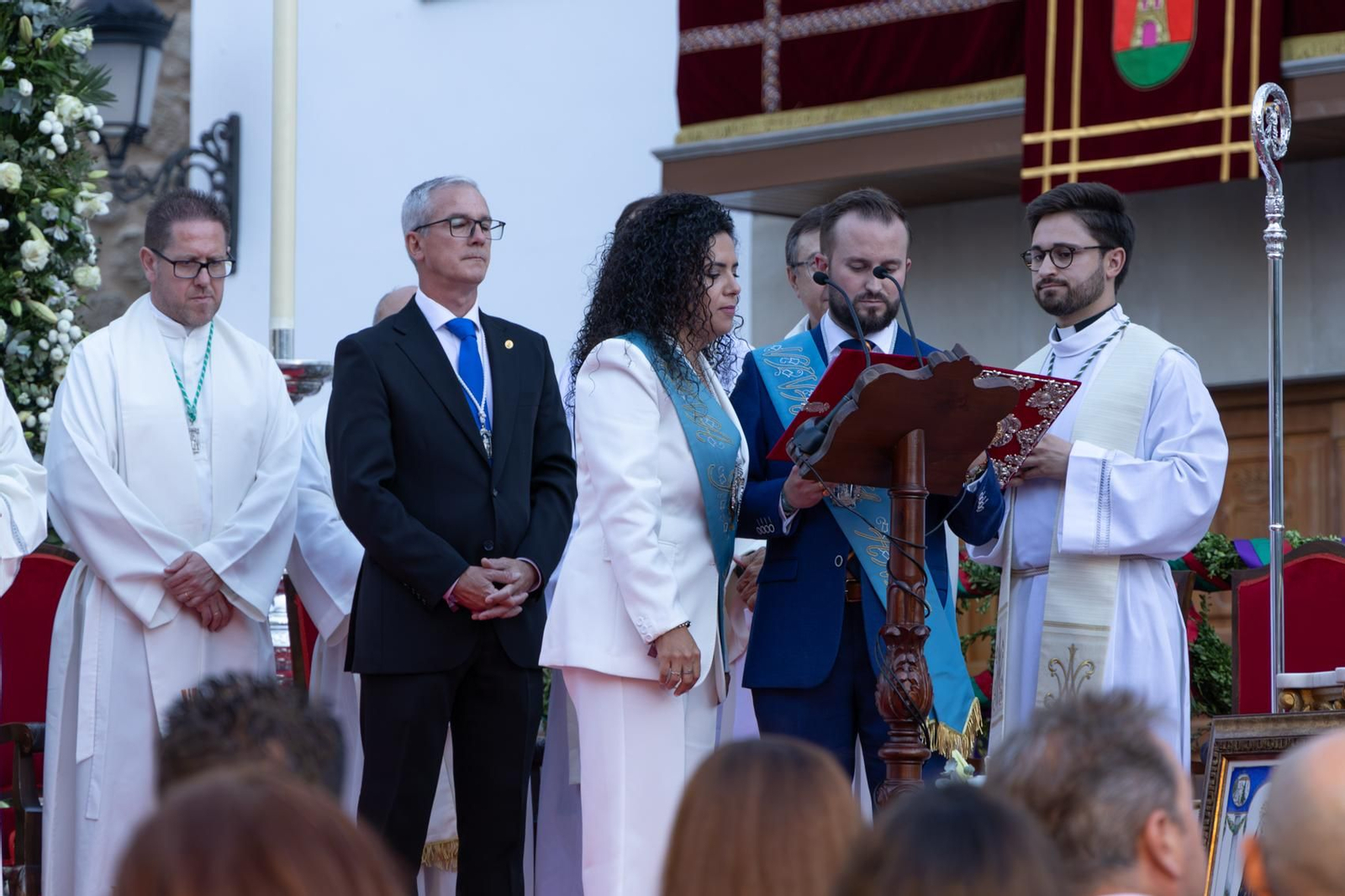 Santa Ana, patrona de Torredelcampo, recibe el bastón de mando como Alcaldesa Perpetua.