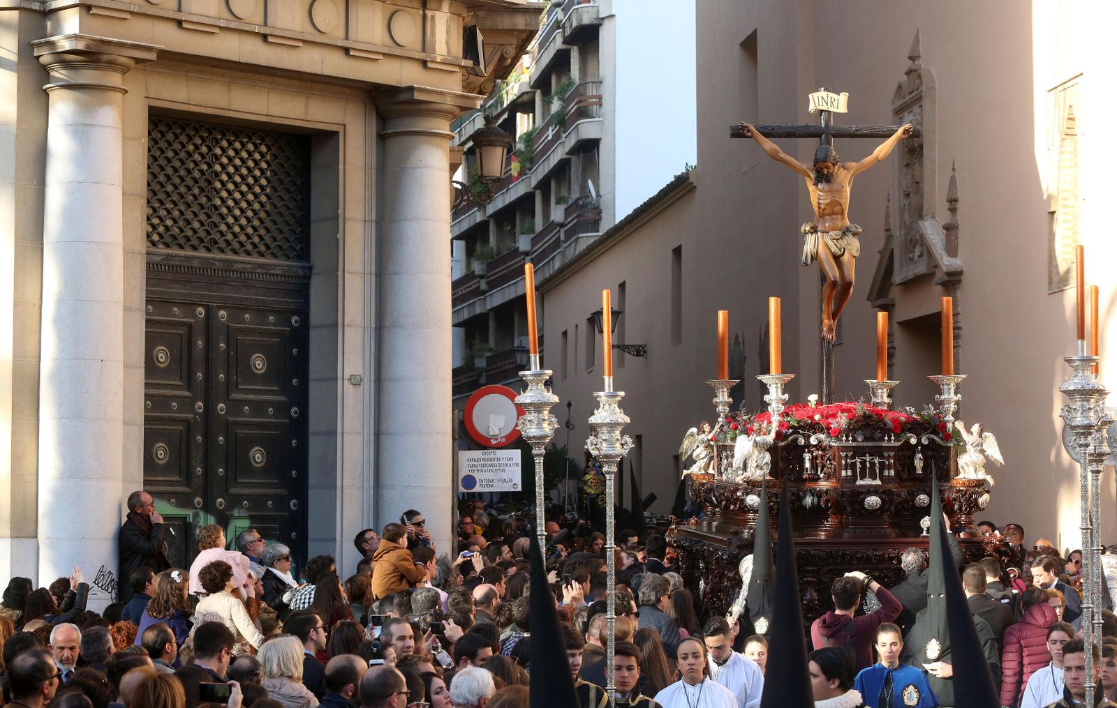 El Santísimo Cristo de la Buena Muerte encara la Plaza de las Monjas.