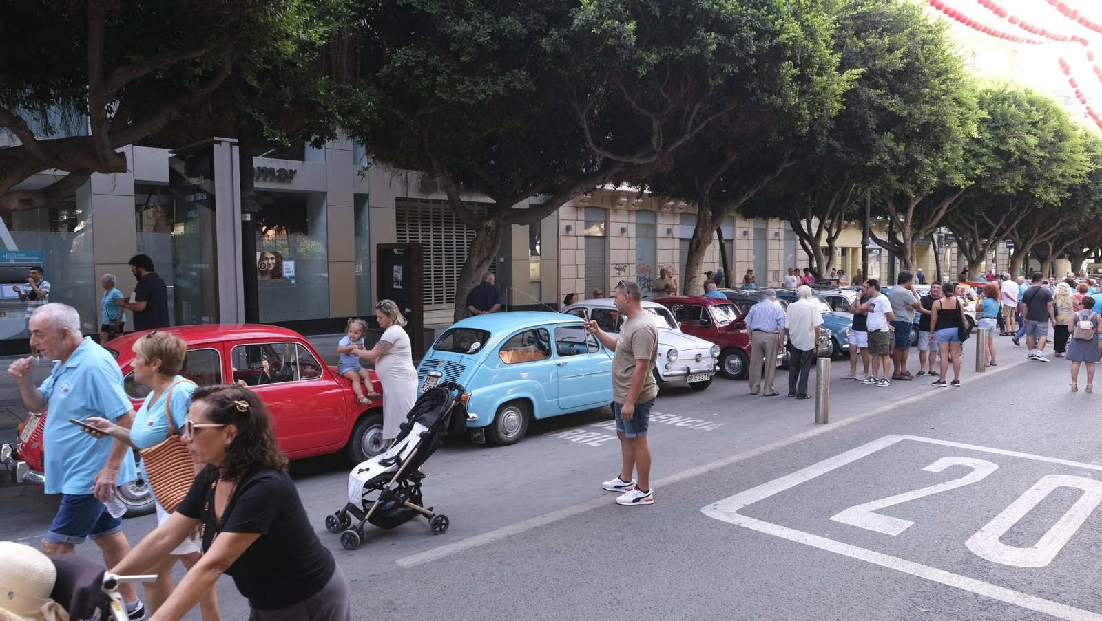 Los Seat 600 y los Mini en la Feria de Almería 2024, en imágenes