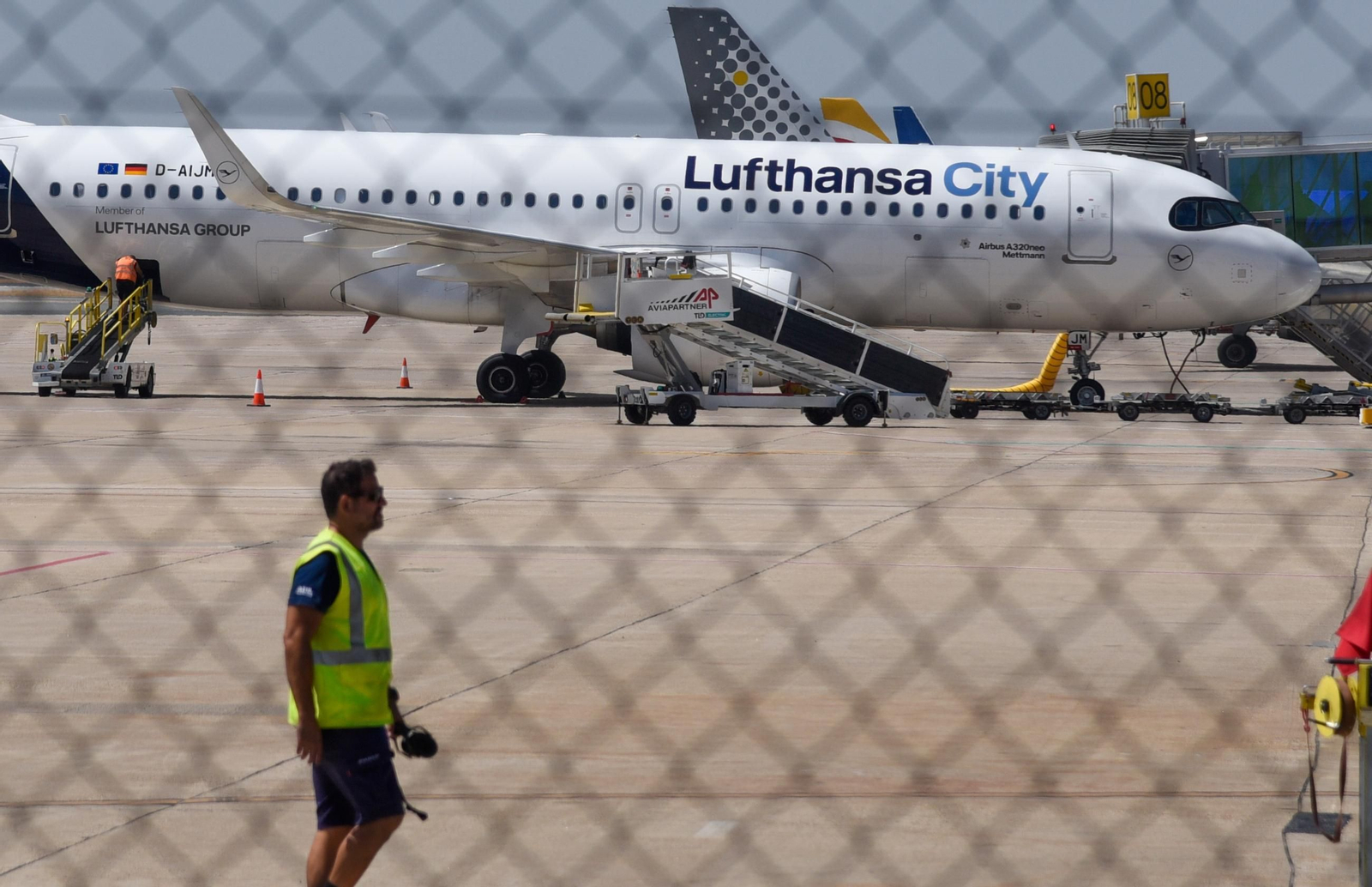 Taabajadores a pie de pista en el aeropuerto de Sevilla.