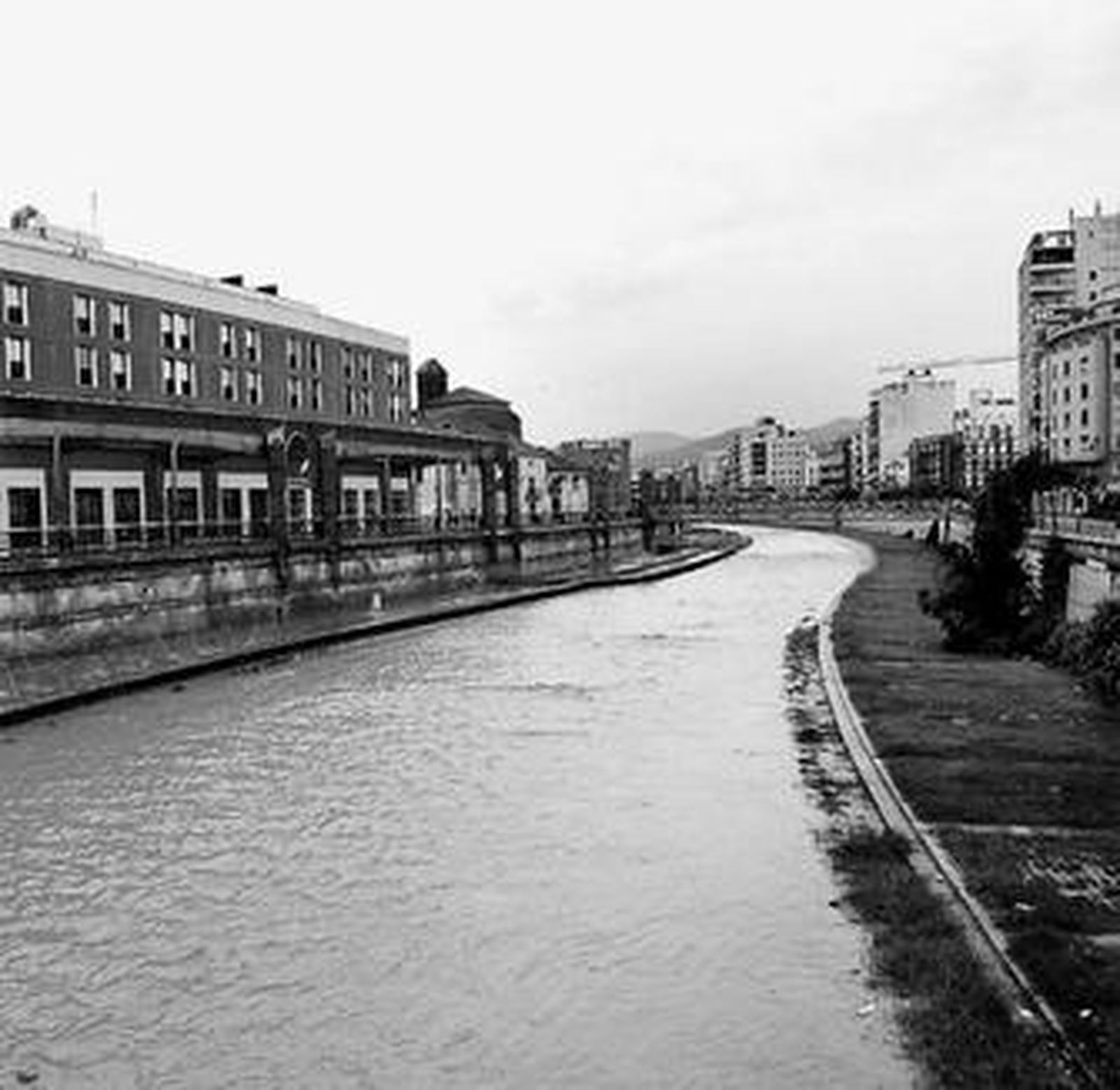 Vista del río Guadalmedina tras las lluvias caídas el pasado viernes.