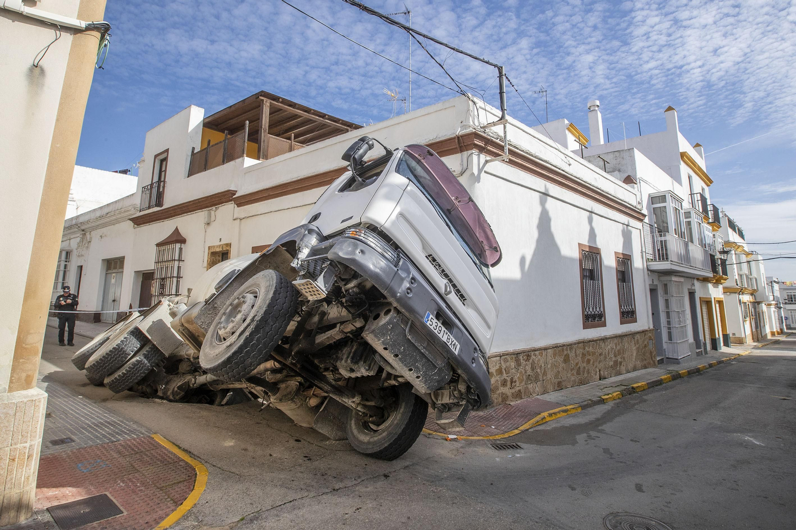 Así ha quedado la hormigonera tras ceder la calzada en San Fernando