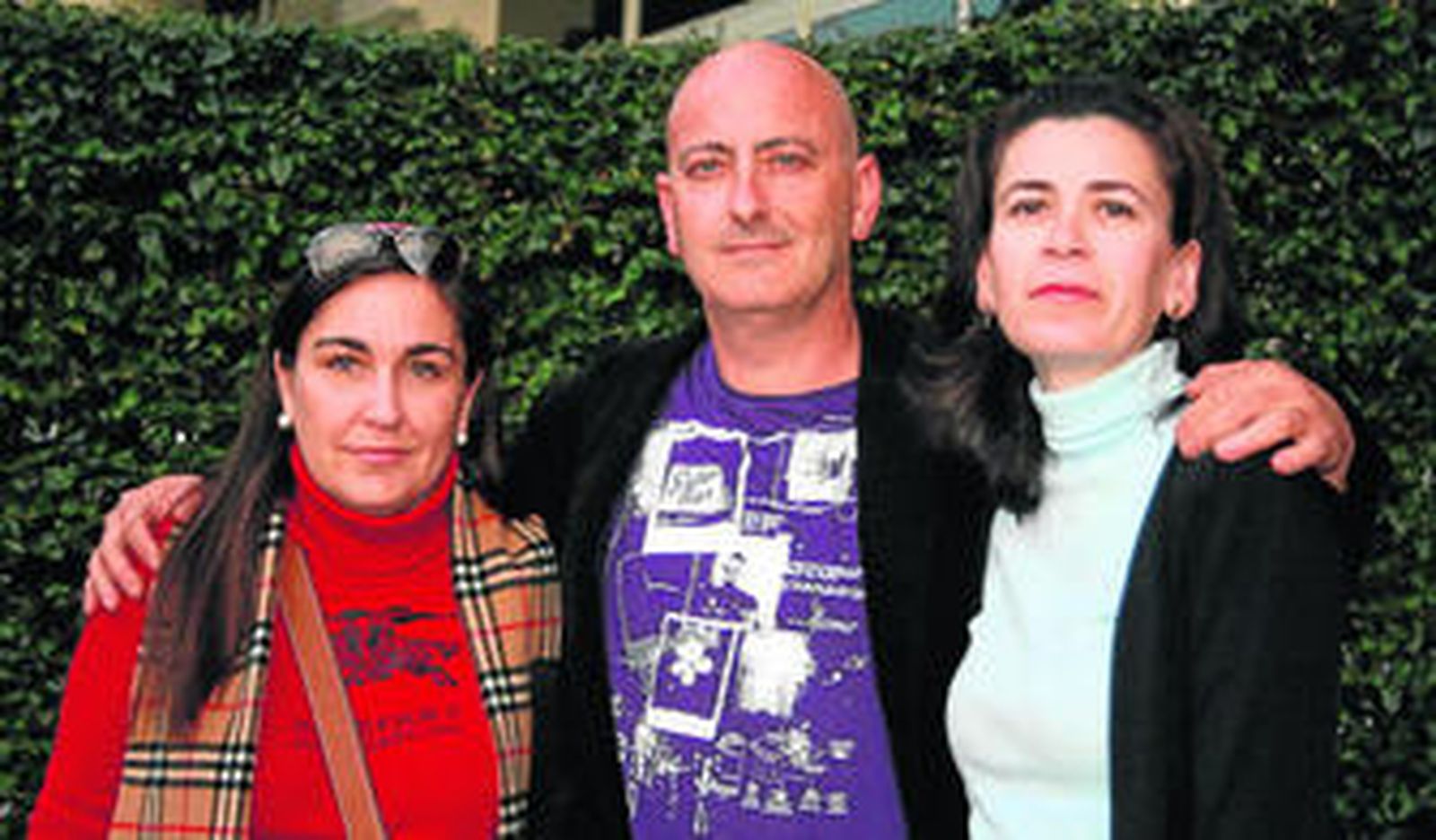 De izquierda a derecha, Juani, Diego y Carmen, padres de niños afectados .