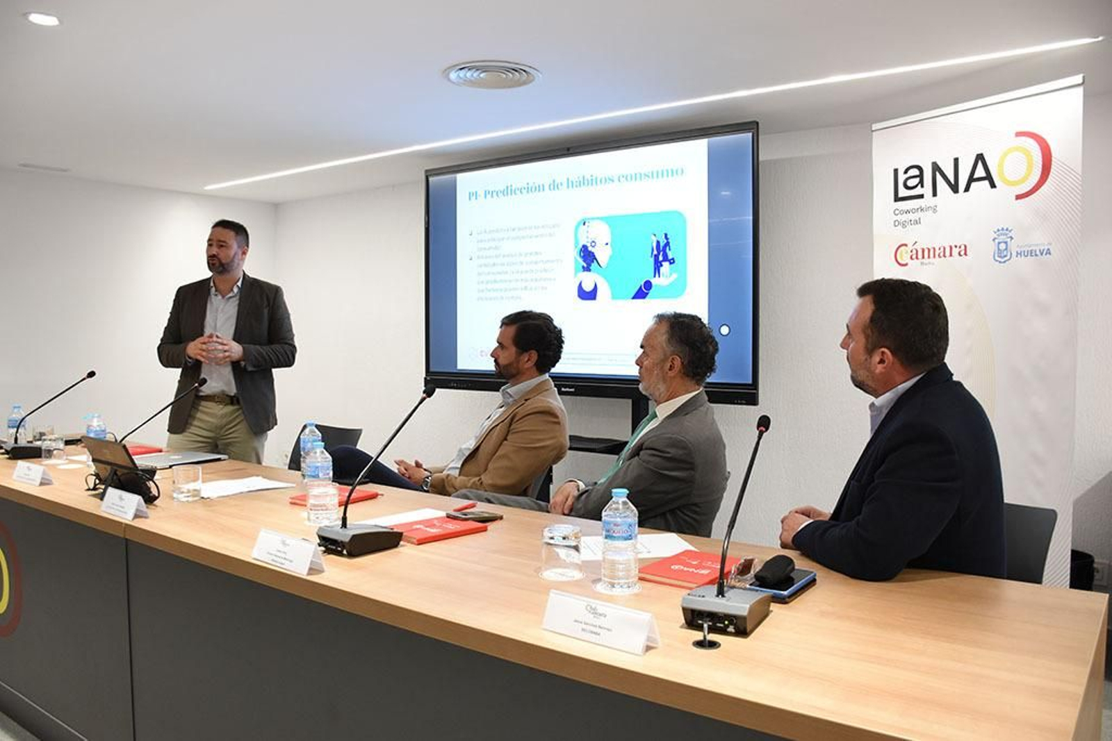 Imágenes de la jornada 'Nuevos modelos de negocio gracias a la Inteligencia Artificial y banca web3' en el Club Cámara de Comercio