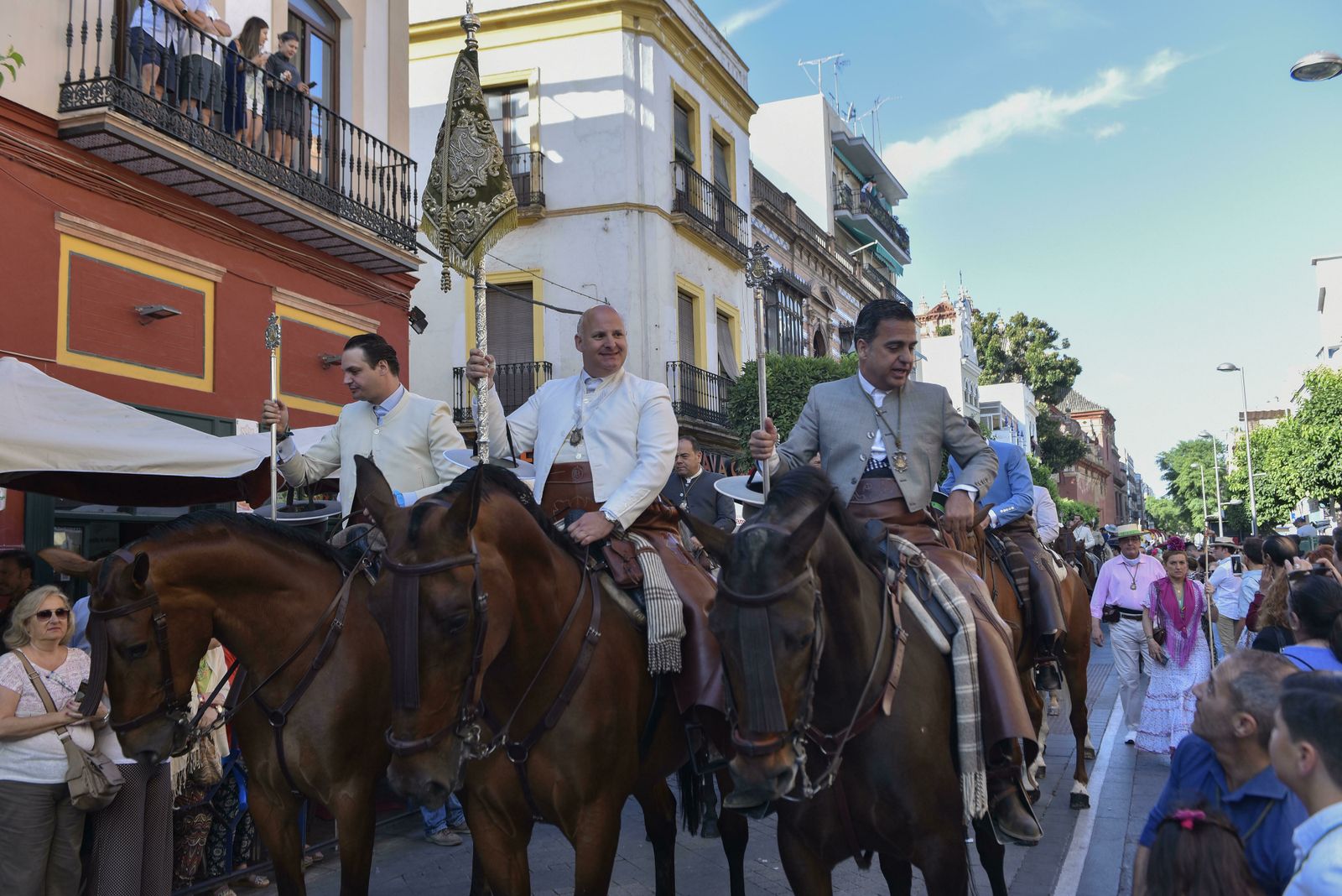 La salida de la Hermandad del Rocío de Triana, en imágenes