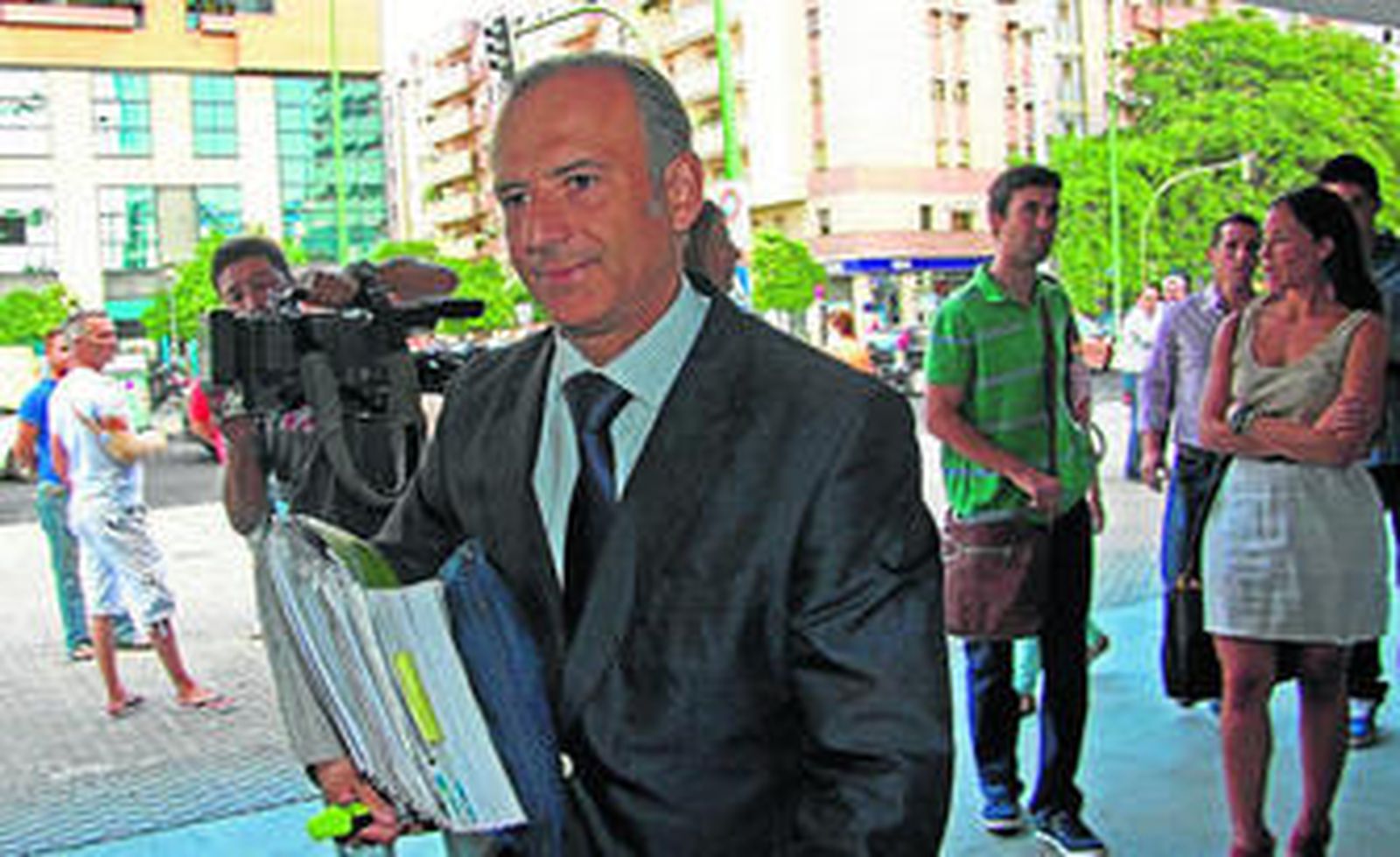 El abogado Manuel Parrilla, en la sede judicial del Noga donde se aplazó el juicio por el accidente.