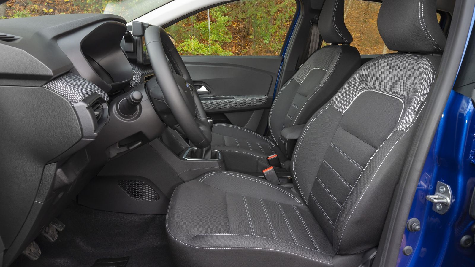 El cambio queda muy a la mano. El freno de estacionamiento eléctrico es opcional en el nivel más alto, el resto llevan la habitual palanca.