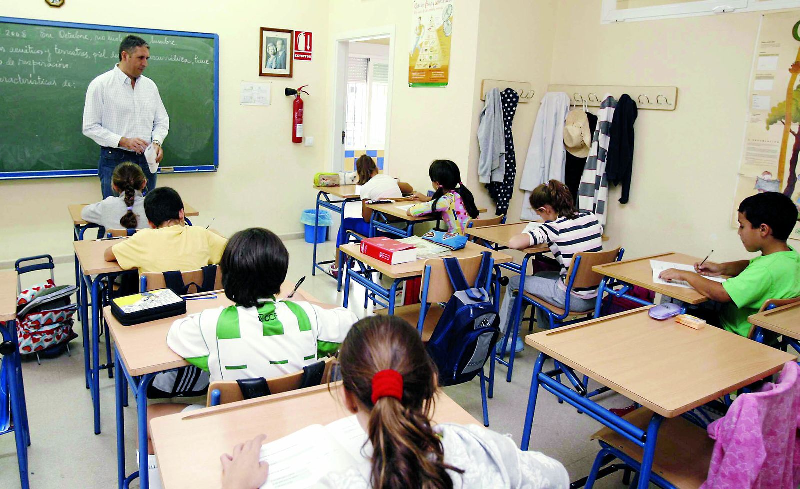 Alumnos de Primaria atienden las explicaciones del maestro.