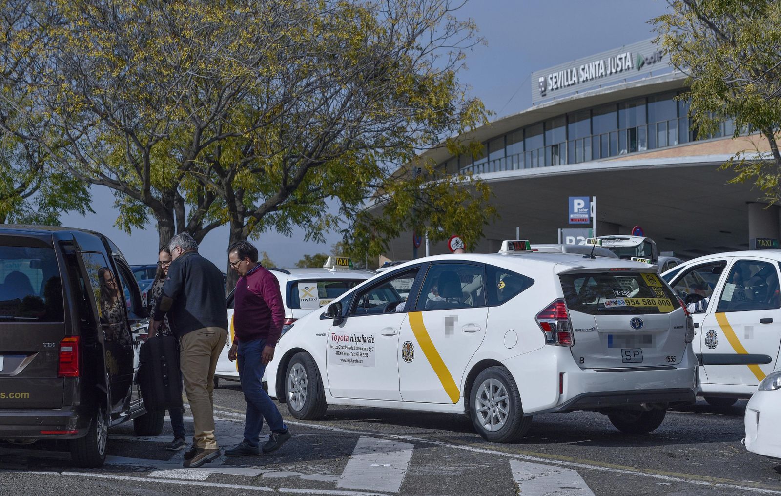 Concentración de taxistas en la estación de Santa Justa.