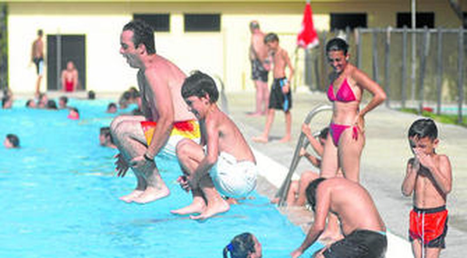 Grandes y mayores acuden cada fin de semana a alguna de las cuatro piscinas públicas que abren en Sevilla para darse un chapuzón.