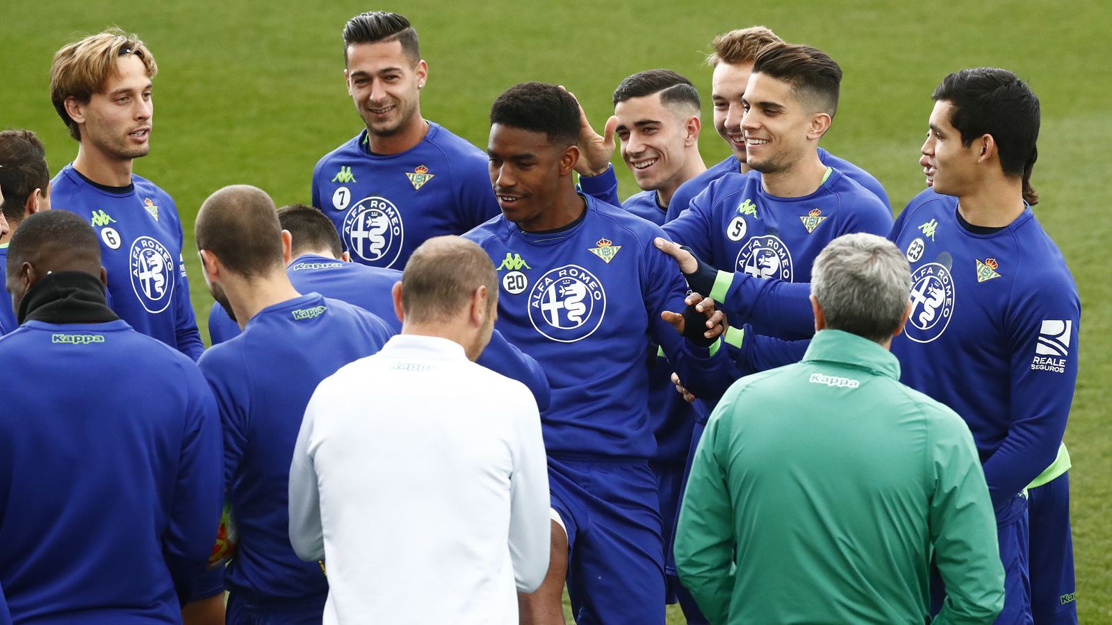 Júnior recibe las bromas de sus compañeros.