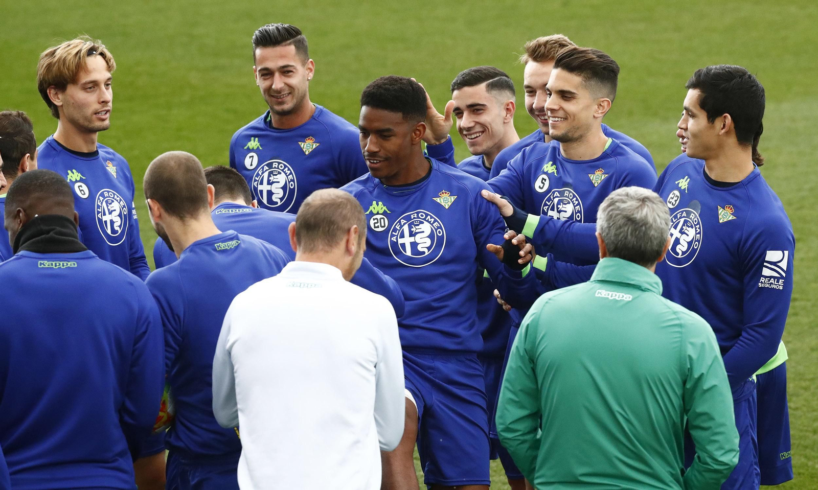 Júnior recibe las bromas de sus compañeros.