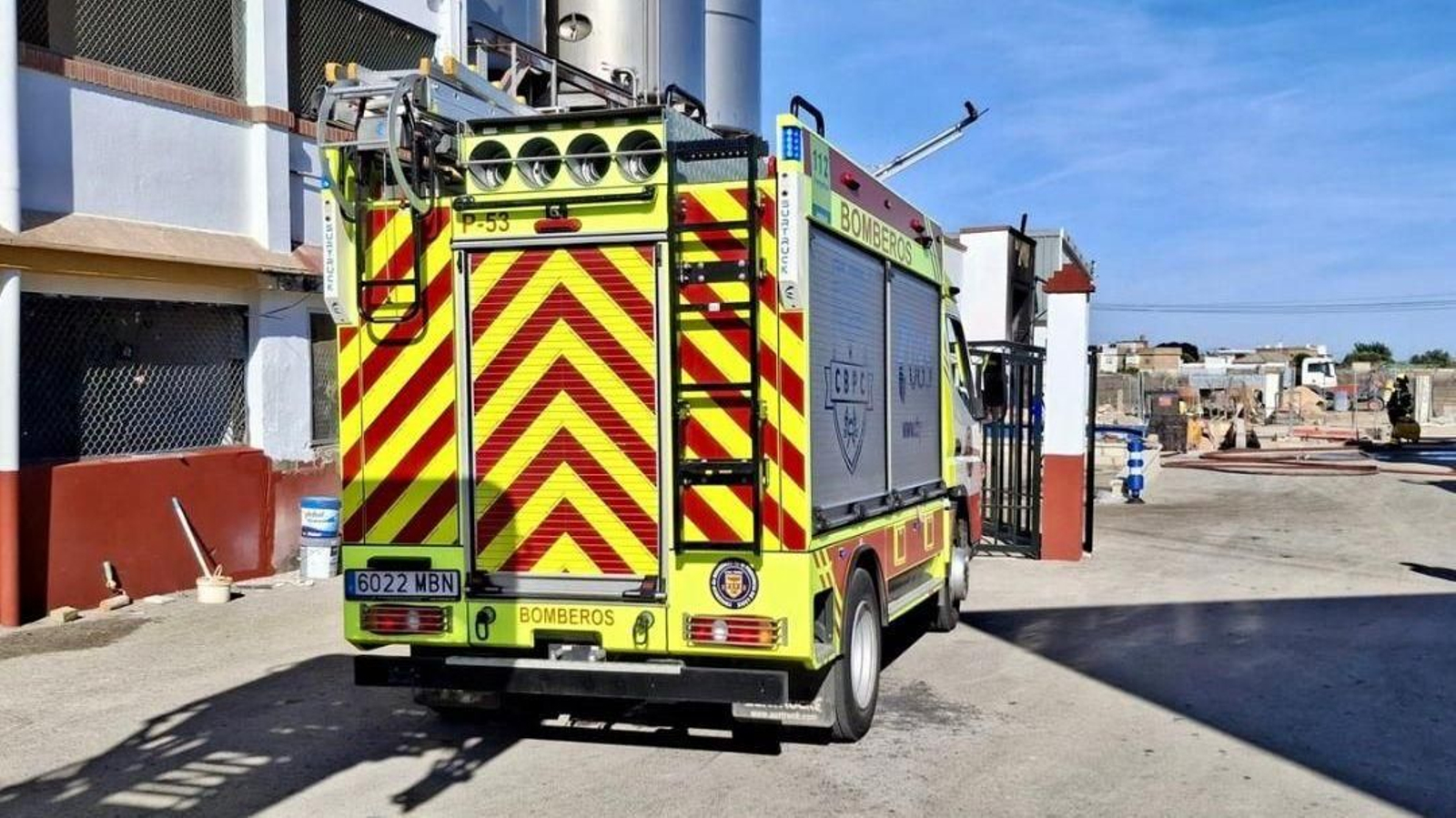 Un camión de bomberos de Jerez en el lugar del incendio, este mediodía.