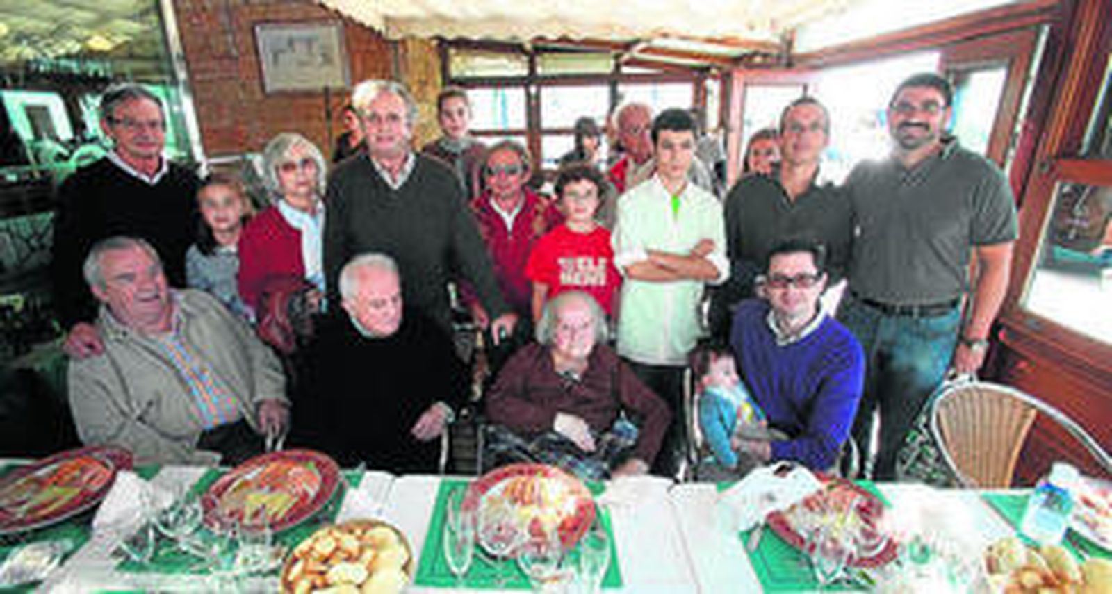 La familia de María Joaquina Jiménez Barea posa con la homenajeada, que está sentada en el centro.