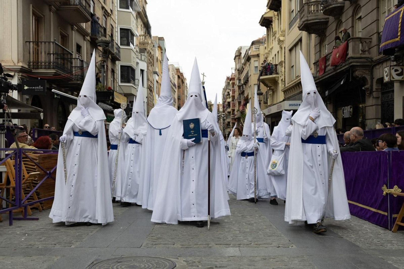 Los jiennenses se echan a la calle para presenciar la primera de las procesiones de la jornada: la Borriquilla (II)