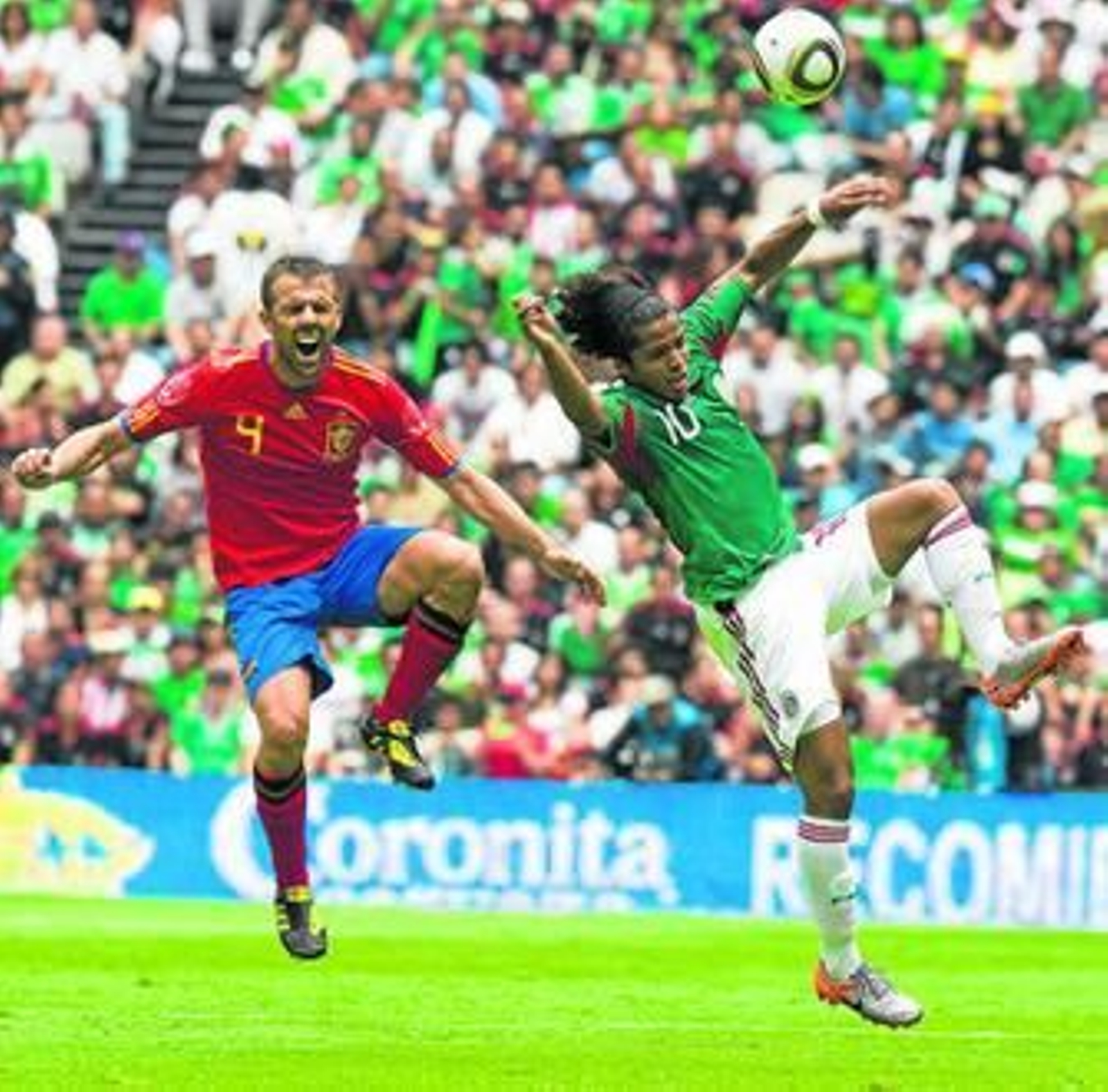 Marchena, imbatido con 'La Roja',  disputa un balón con Giovani dos Santos.