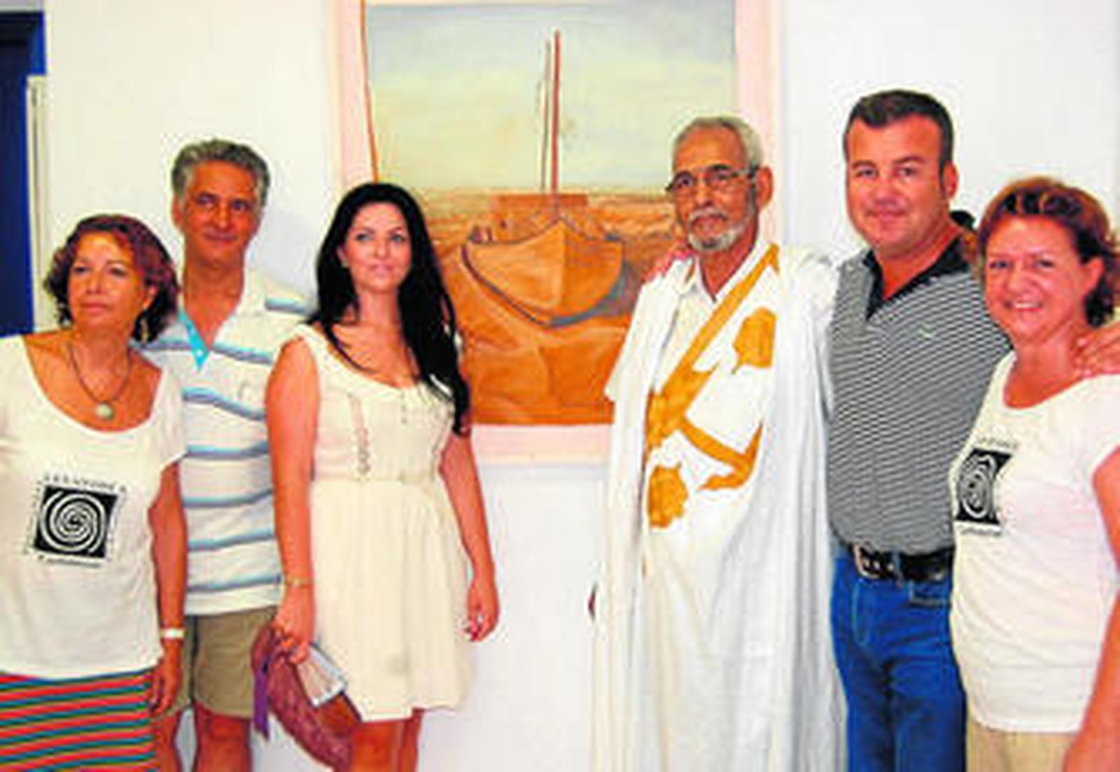 El alcalde, Salvador Hernández con miembros de la Asociación Cultural Levantisca en la exposición.