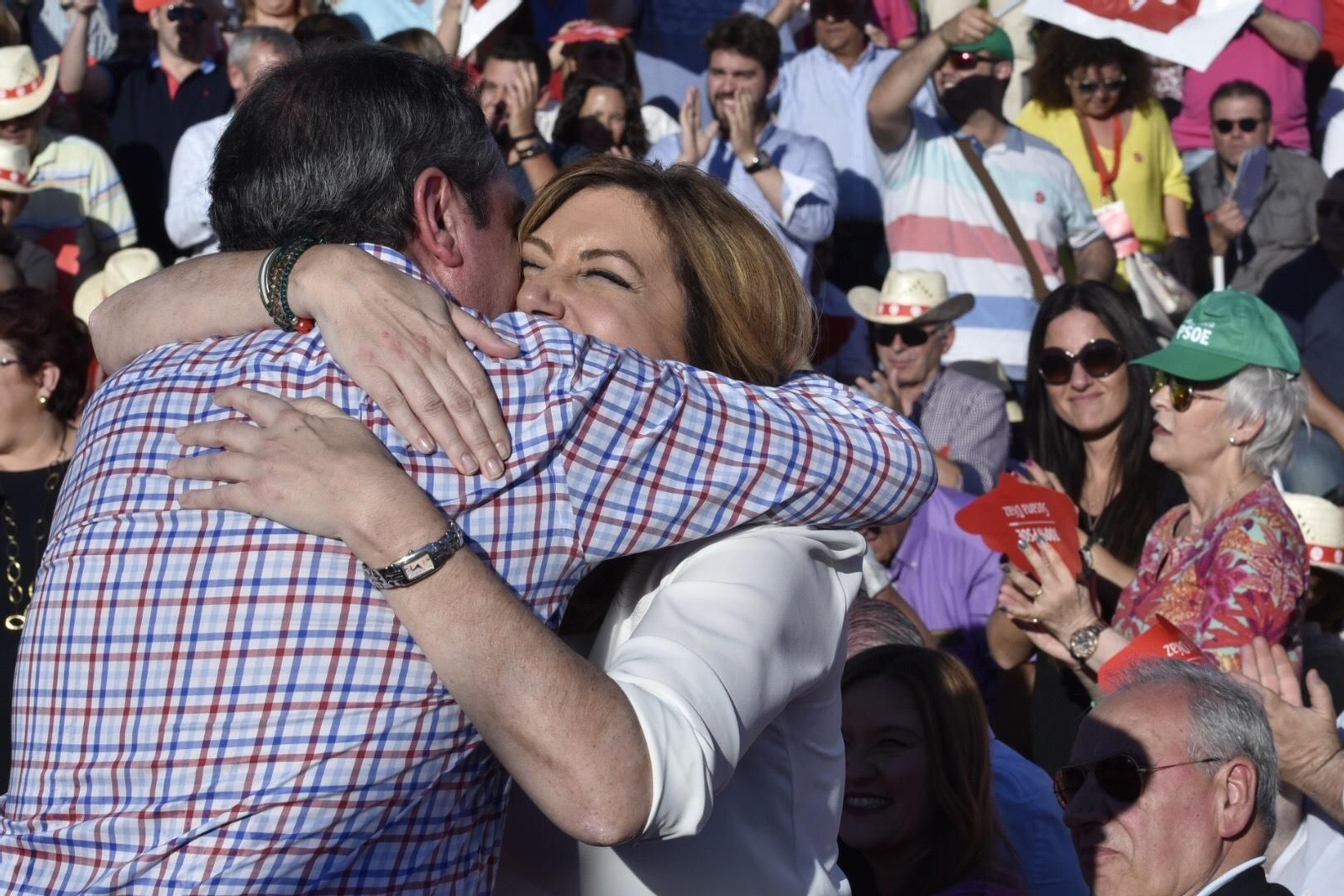 Susana Díaz abraza a Juan Espadas en el acto central de campaña celebrado el viernes en Sevilla.
