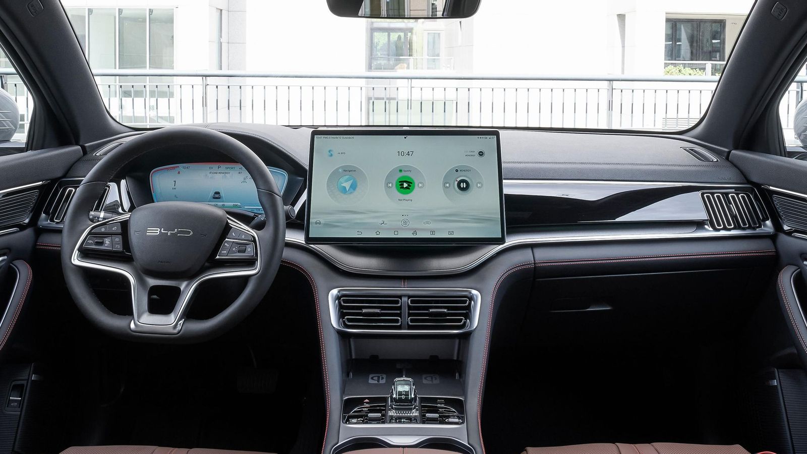 El manejo de la pantalla central no es tan fluido como nos gustaría. Quizá también ayudaría a agilizar su uso algunas traducciones más descriptivas.