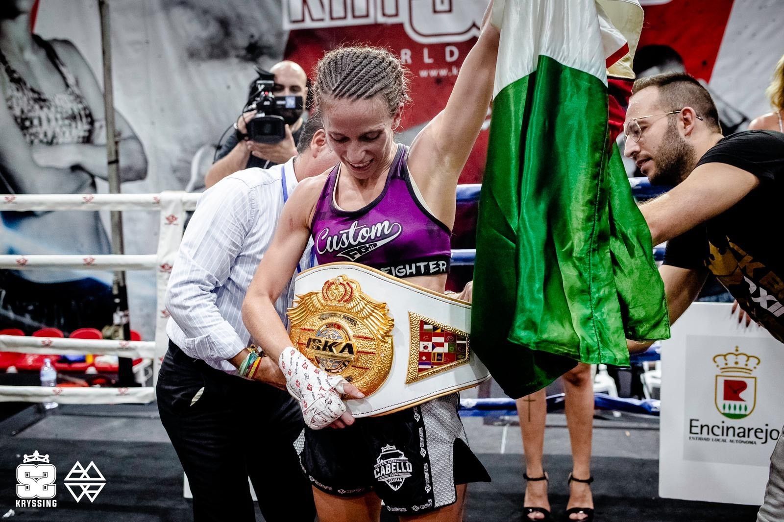 Cristina Morales, en el momento en el que es investida con el cinturón de campeona mundial.