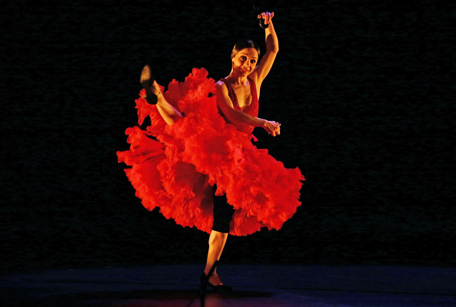 La cordobesa Olga Pericet, con bata de cola roja, bailando por alegrías.