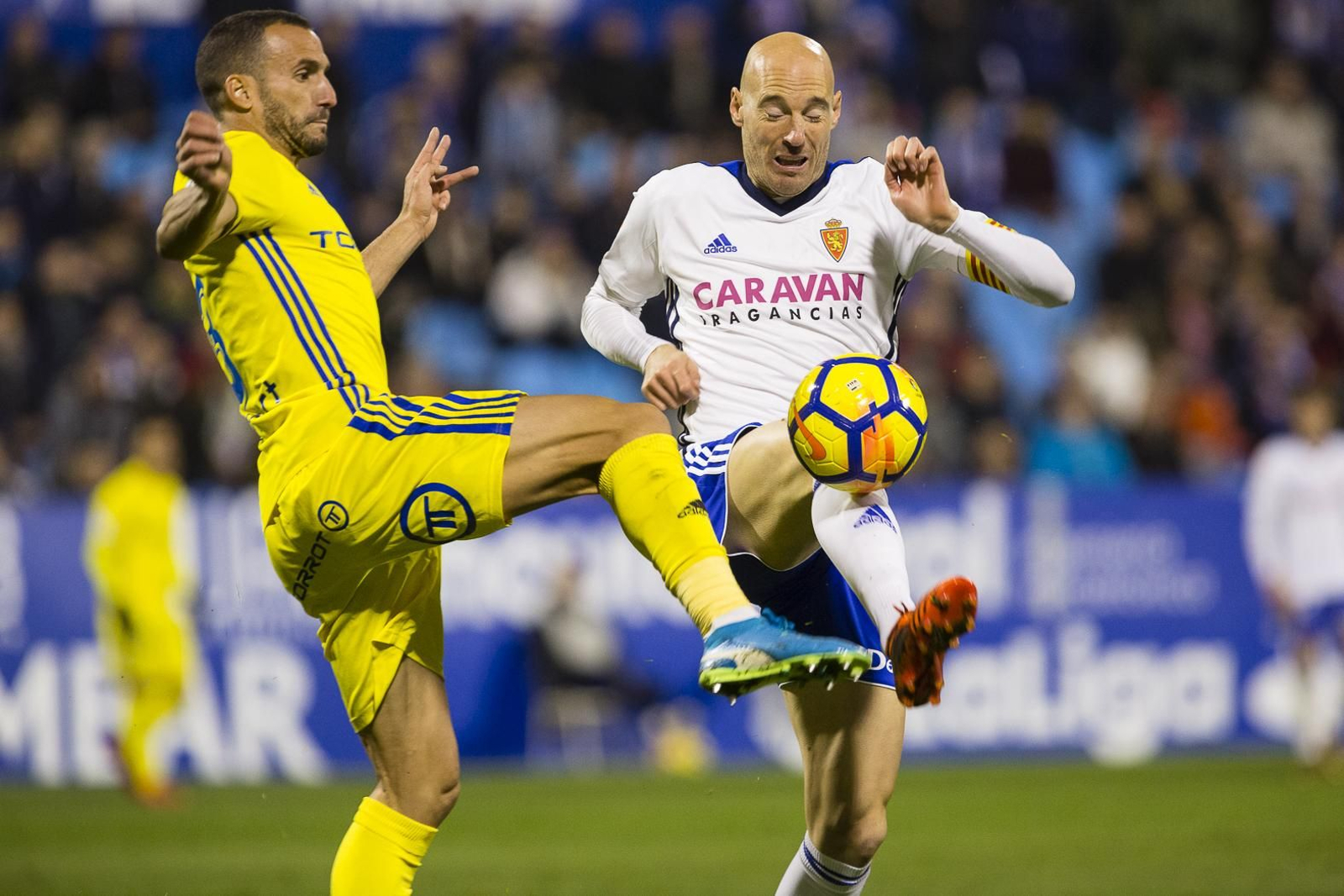 Servando disputa un balón con el zaragocista Toquero en el Zaragoza-Cádiz de la pasada temporada.