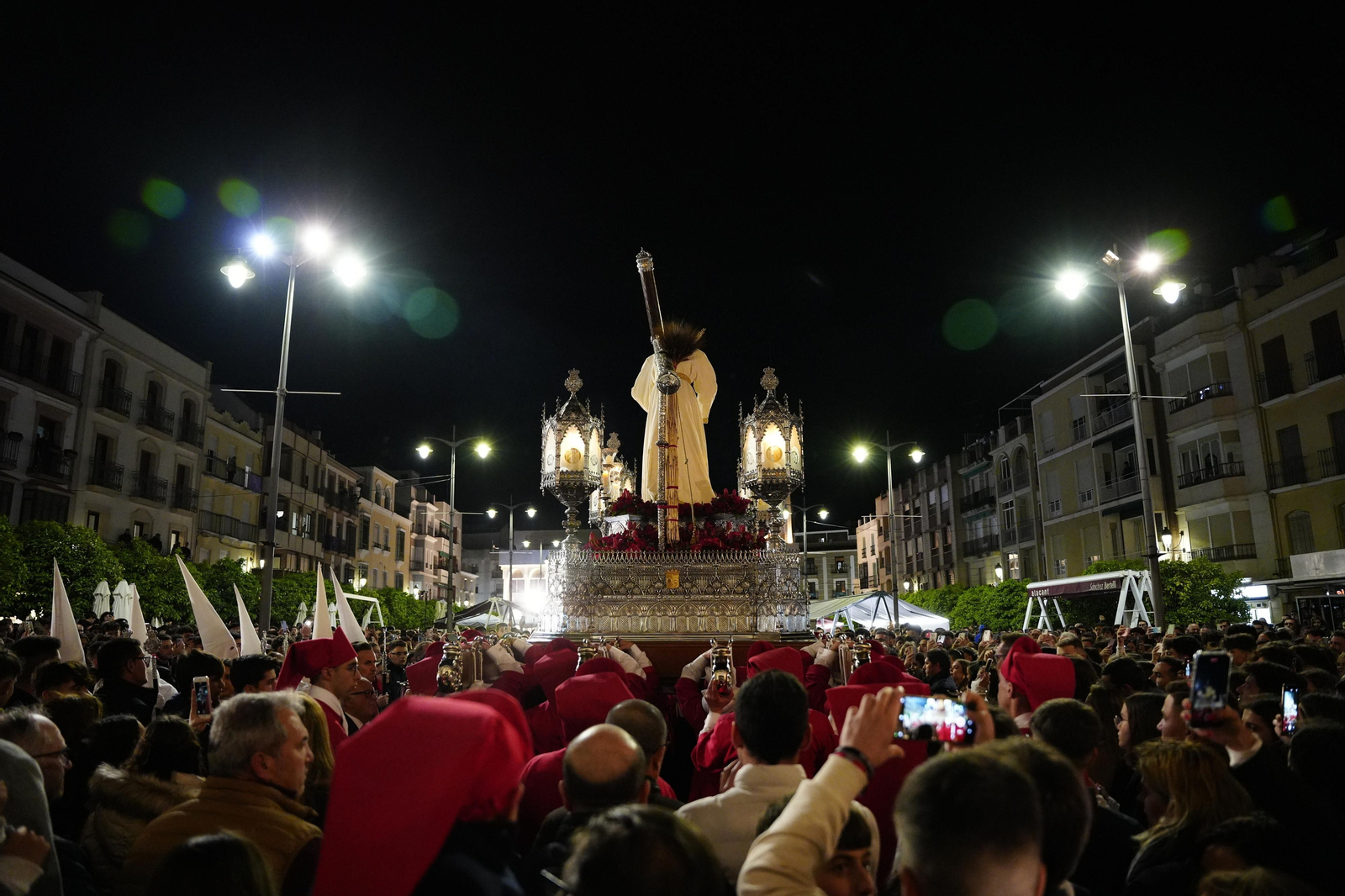 Martes Santo en Lucena: Las procesiones del Carmen, Servitas y Amor y Paz, en imágenes