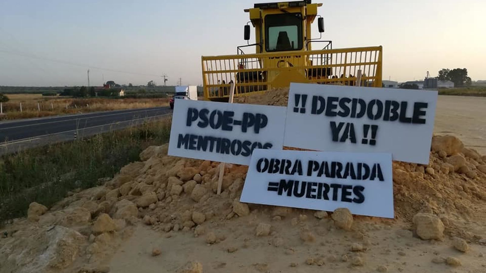 Carteles de protesta en las obras.