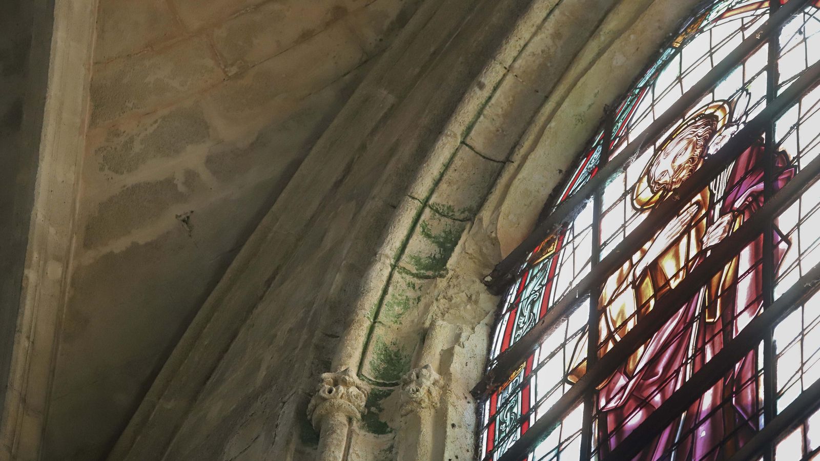 Detalle de los daños en una de las vidrieras.