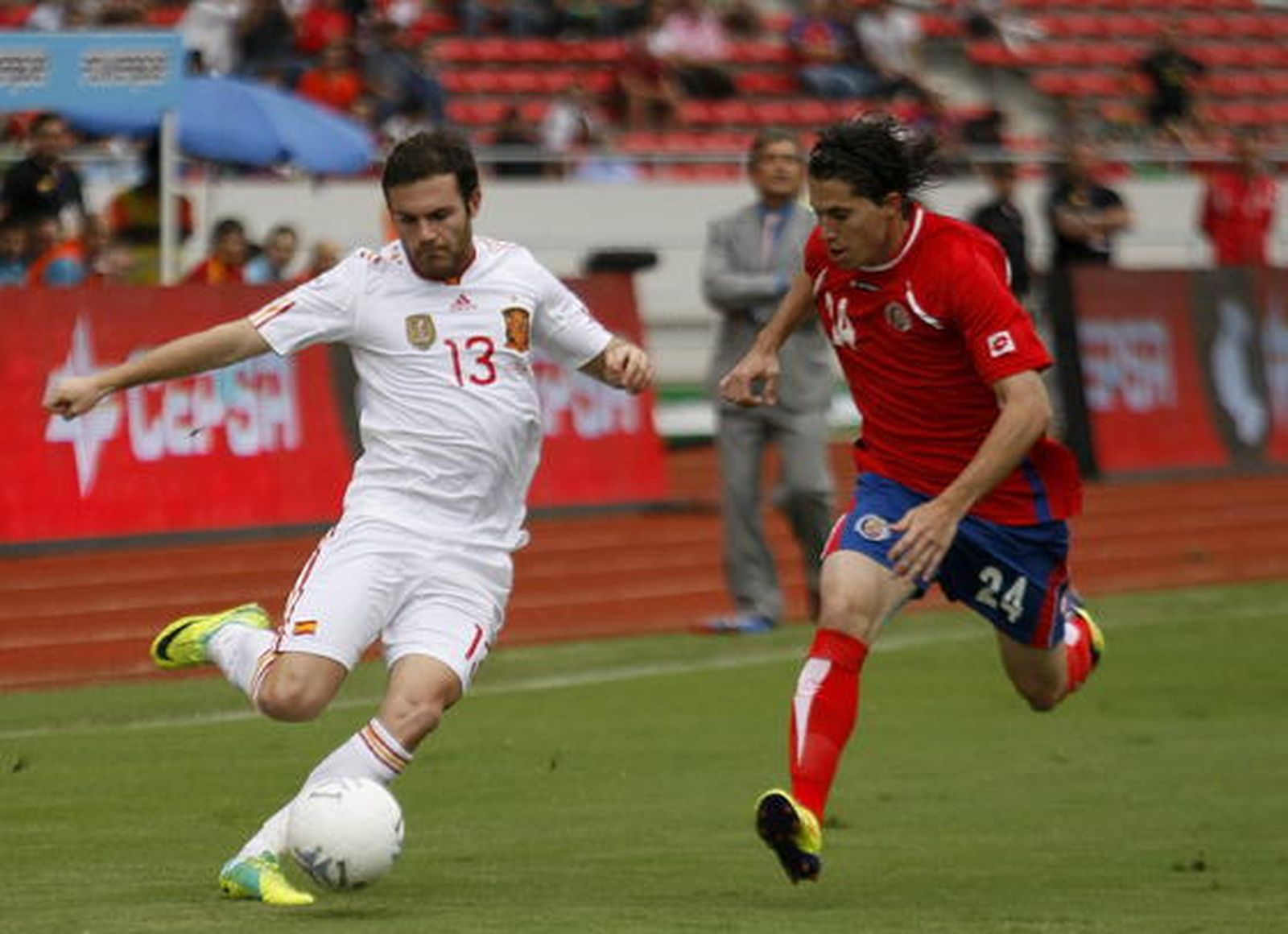 Un gol en el descuento de Villa salvó el empate de la selección española tras tener que remontar dos goles después de un desastroso primer tiempo.

Foto: efe