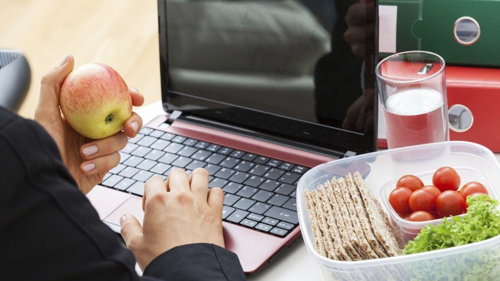 Comer en el trabajo y evitar salir a cenar a restaurantes suponen un ahorro importante.