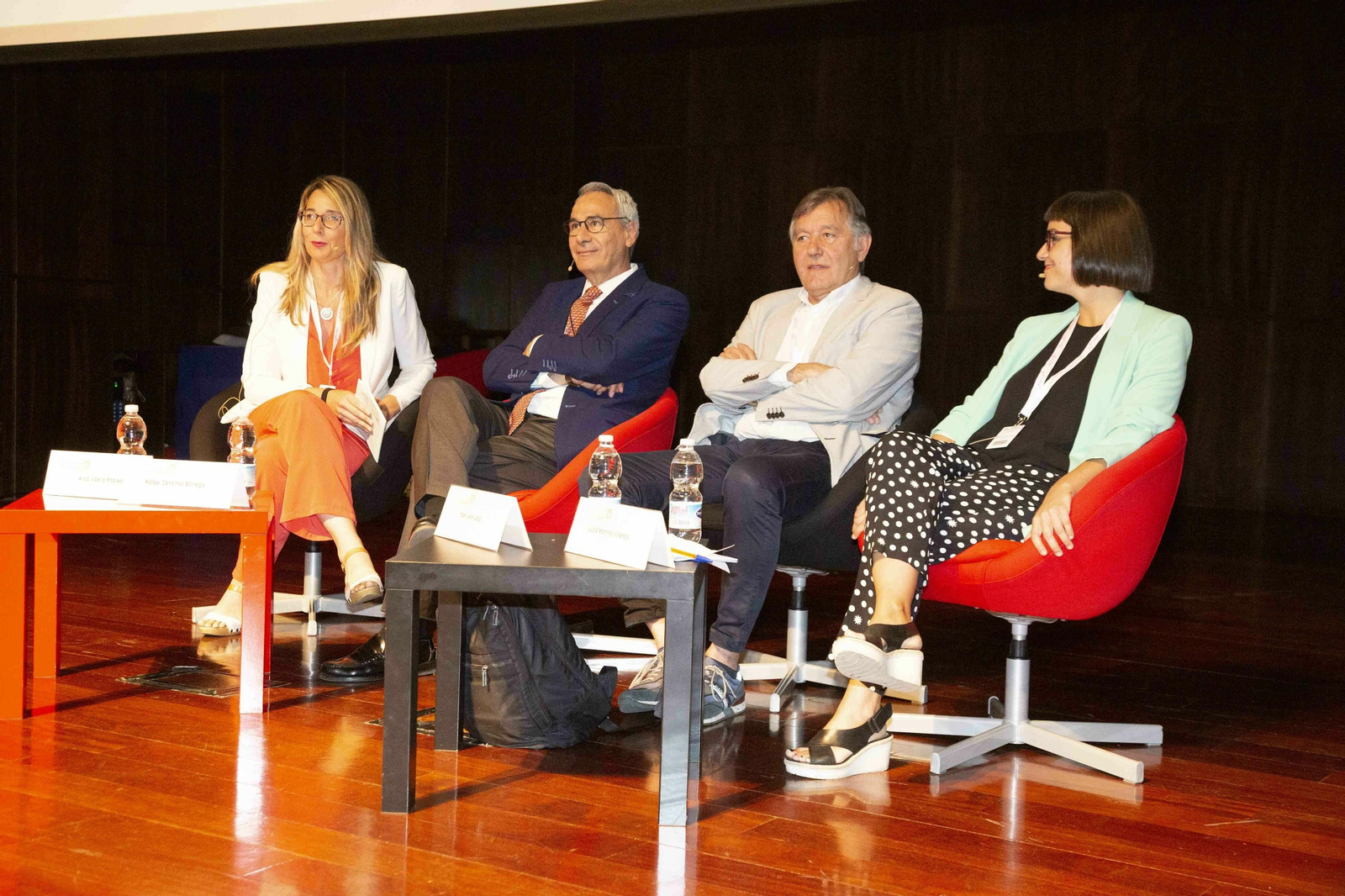 Una de las mesas de trabajo del pasado congreso nacional, en la que participó Aroa Vaello (izquierda).