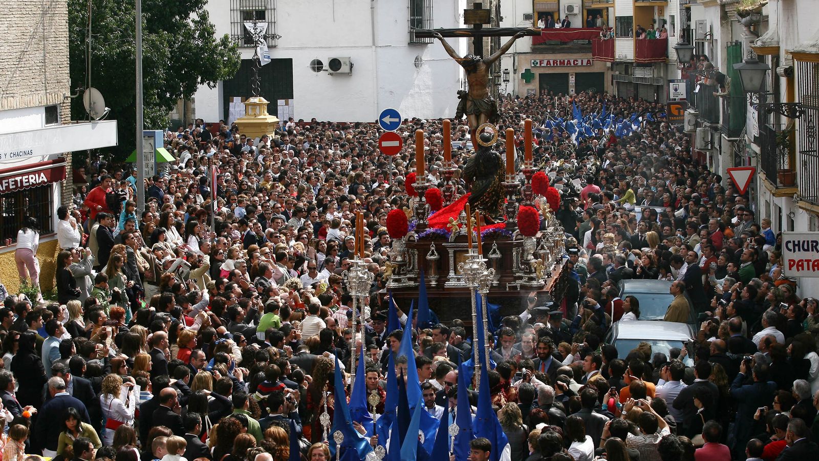 Gran concentración de público ante el primer paso de la Hiniesta un Domingo de Ramos