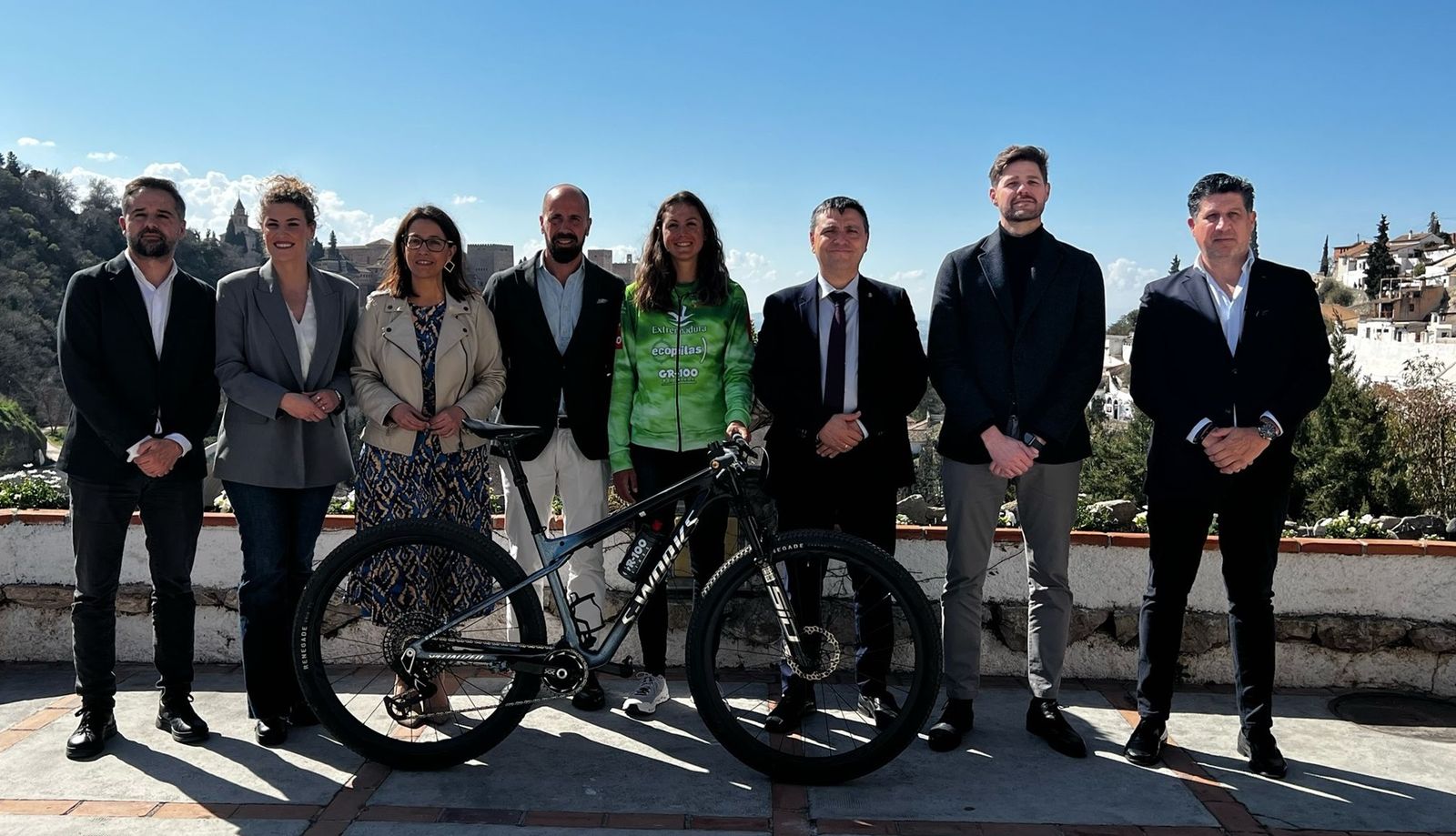 Las autoridades y organizadores, durante la presentación en Granada.
