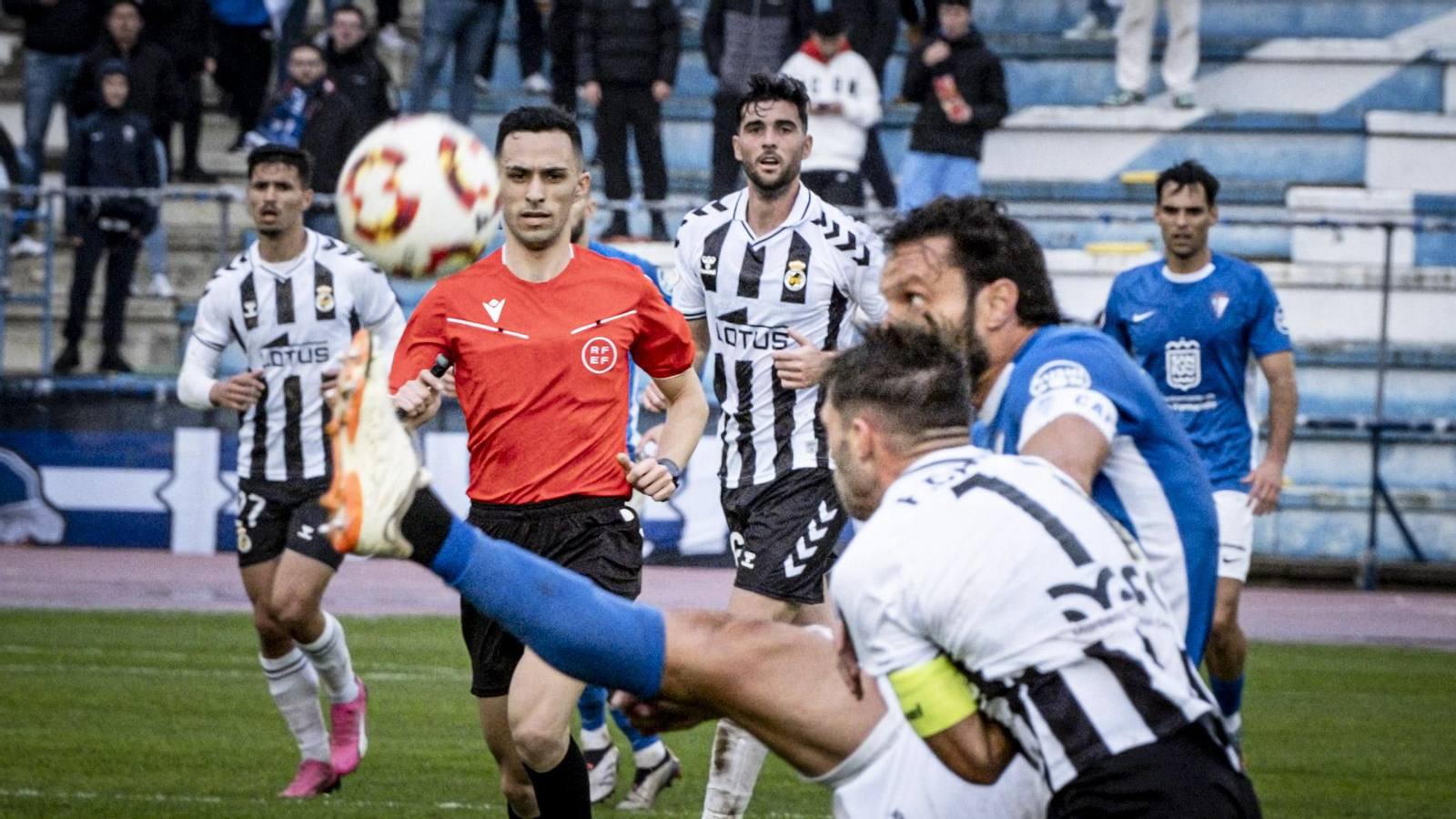 Las imágenes del partido de fútbol entre el San Fernando Club Deportivo y la Balompédica Linense