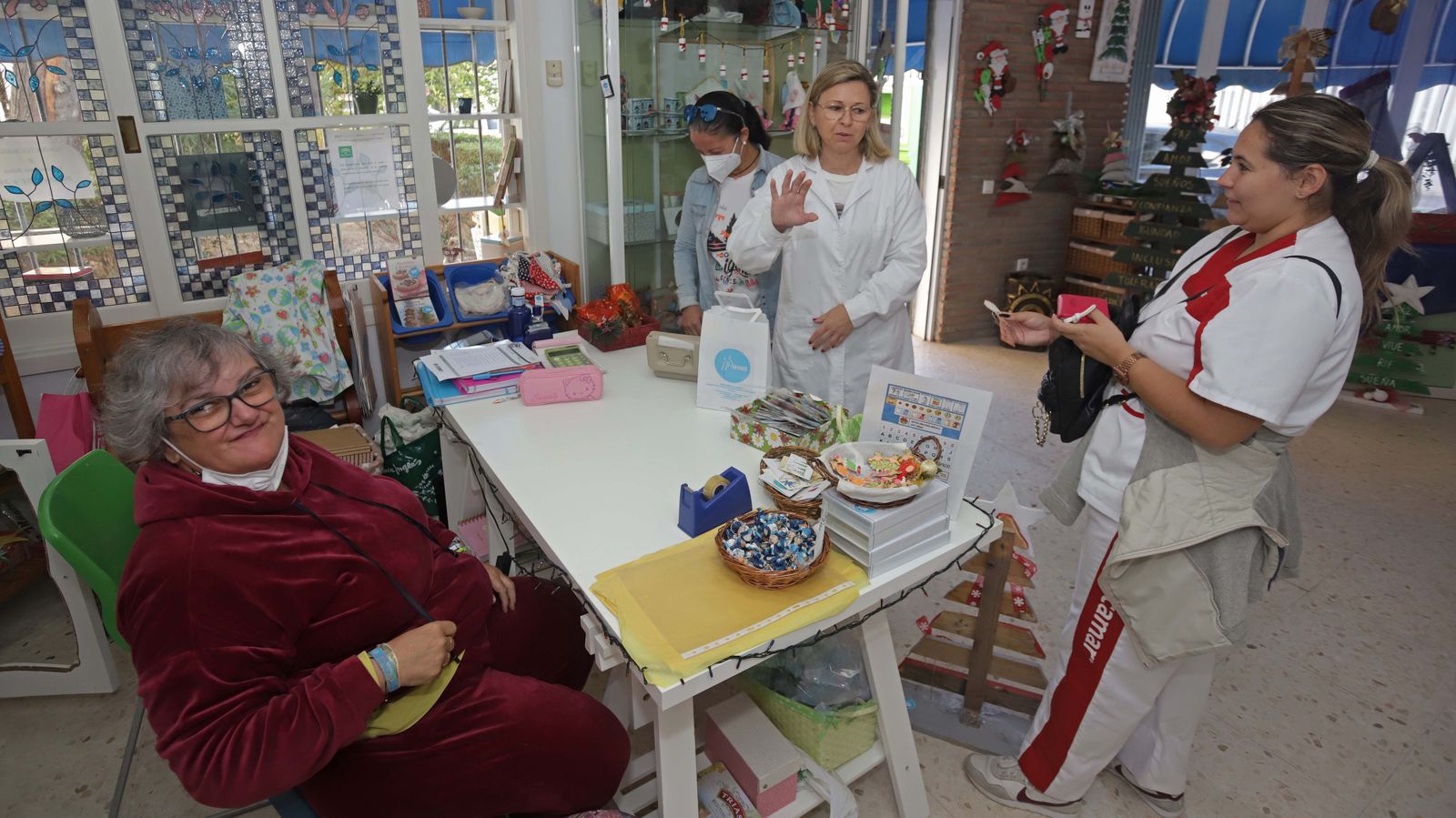 Venta de productos navideños solidarios de Apadis en Algeciras